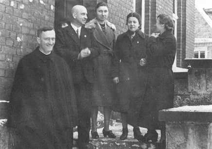 Ein Teil des Lehrkrpers im Dezember 1940: P. Harduin, Dr. Schoppmeyer, Frl. Nssen und zwei Assesorinnen